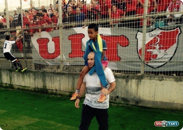 התמונה הכי יפה במשחק. יוסי על כתפיו של יוני יוסיפוביץ' (פייסבוק "עיר הפועלים")